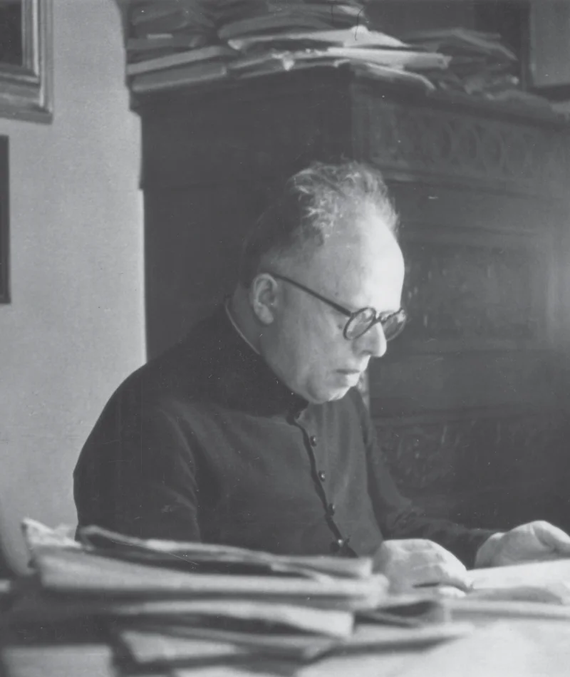 Don Primo Mazzolari nel suo studio, mentre legge un libro Don Primo Mazzolari nel suo studio, mentre legge un libro