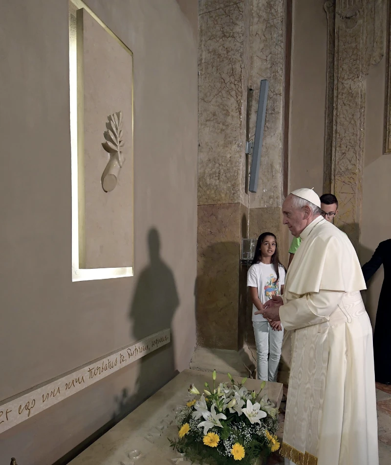 Papa Francesco in preghiera Papa Francesco in preghiera